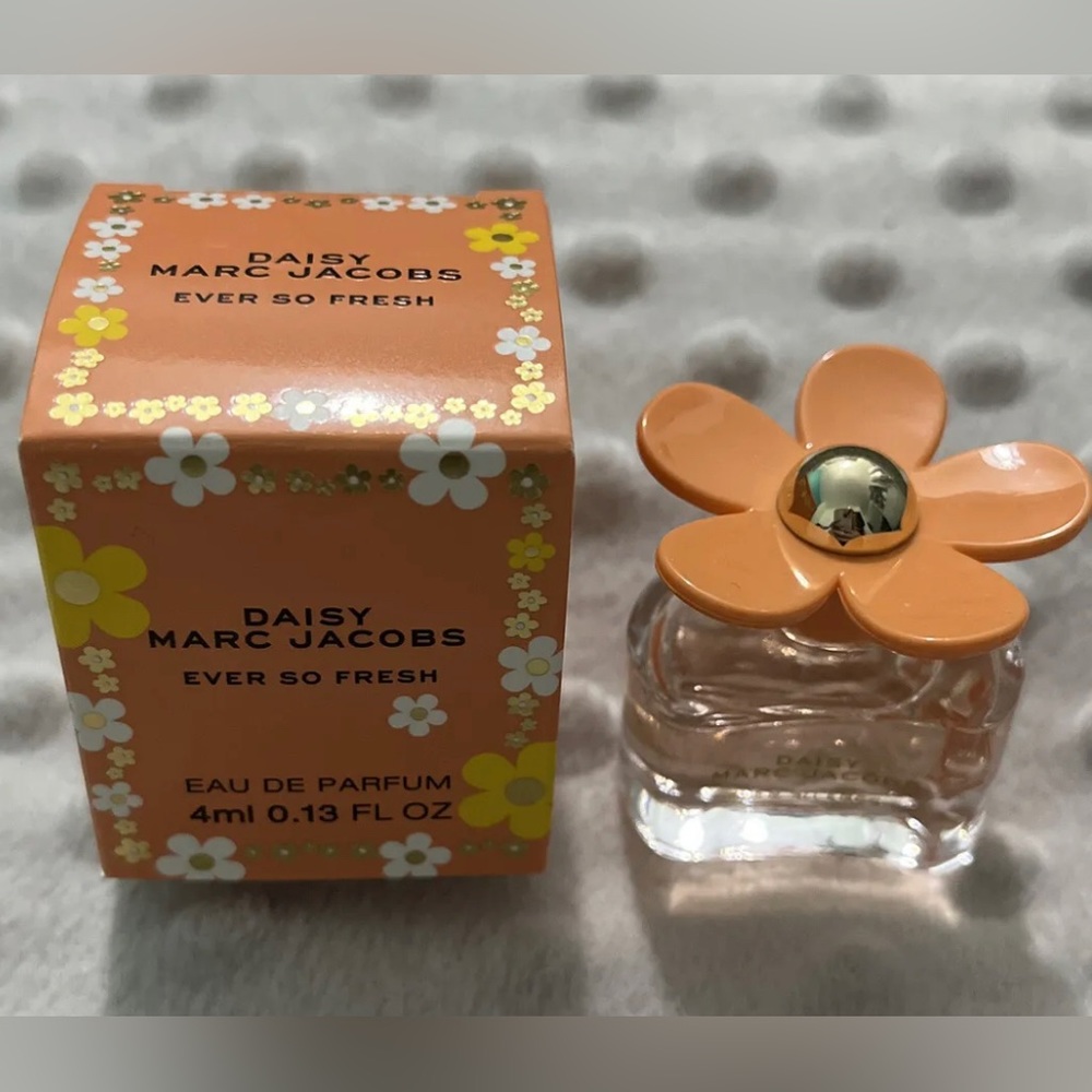 Marc Jacobs Daisy Ever So Fresh Eau De Parfum 4ml Miniature Perfume - Picture 1 of 8